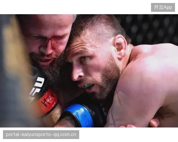 UFC格斗双方互殴到裁判喊停——激烈对抗中的无情制裁 UFC格斗双方互殴到裁判喊停——激烈对抗中的无情制裁