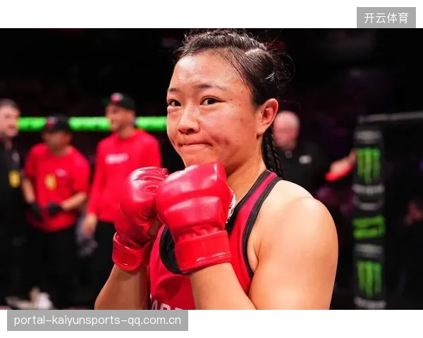 UFC拳手领奖时玩自拍杆，展现个性与魅力！